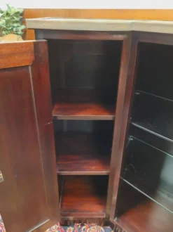 Bar anglais Chesterfield en acajou entièrement recouvert de cuir