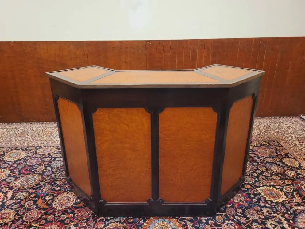 Bar anglais Chesterfield en acajou entièrement recouvert de cuir