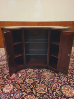 Bar anglais Chesterfield en acajou entièrement recouvert de cuir