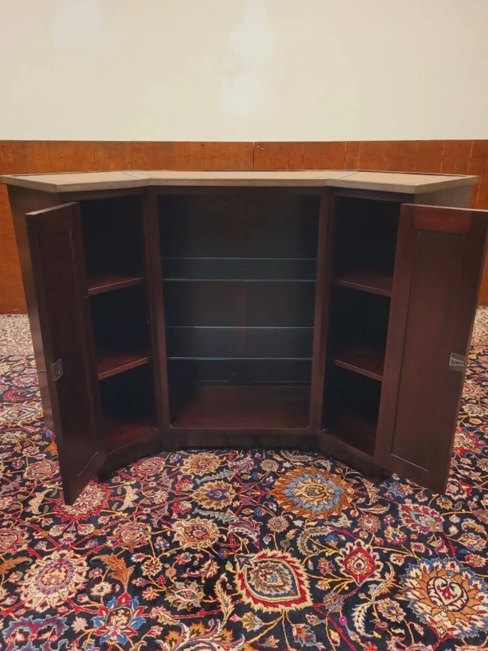 Bar anglais Chesterfield en acajou entièrement recouvert de cuir