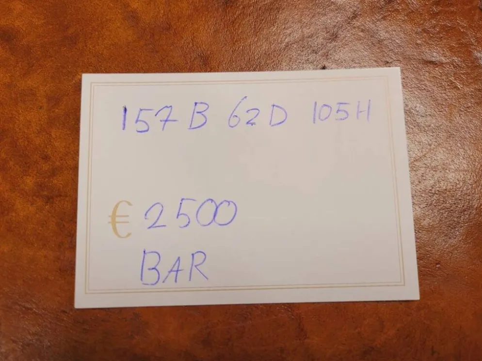 Bar anglais Chesterfield en acajou entièrement recouvert de cuir