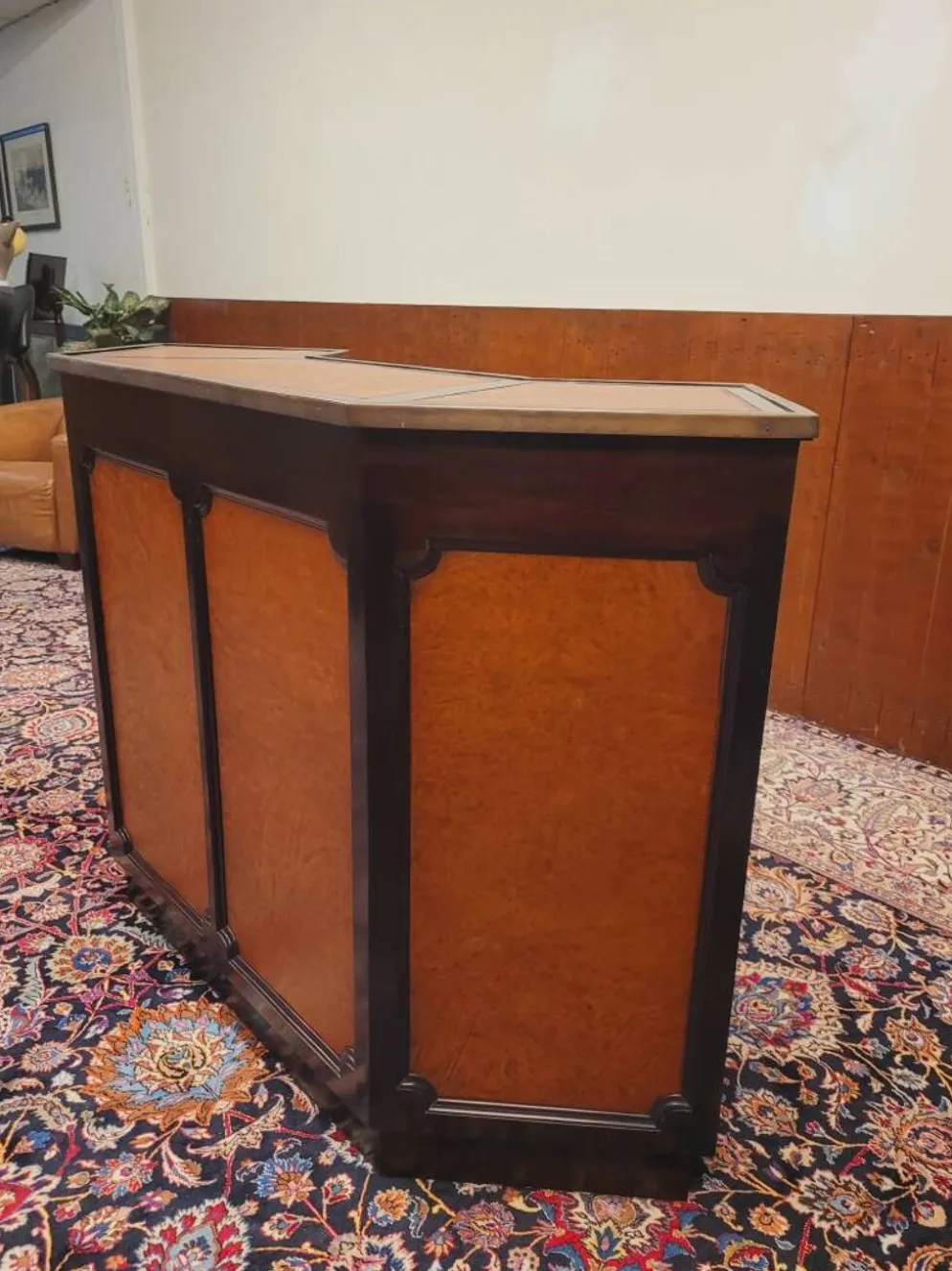 Bar anglais Chesterfield en acajou entièrement recouvert de cuir