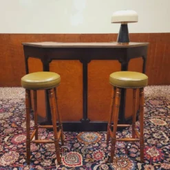 Bar anglais Chesterfield en acajou entièrement recouvert de cuir
