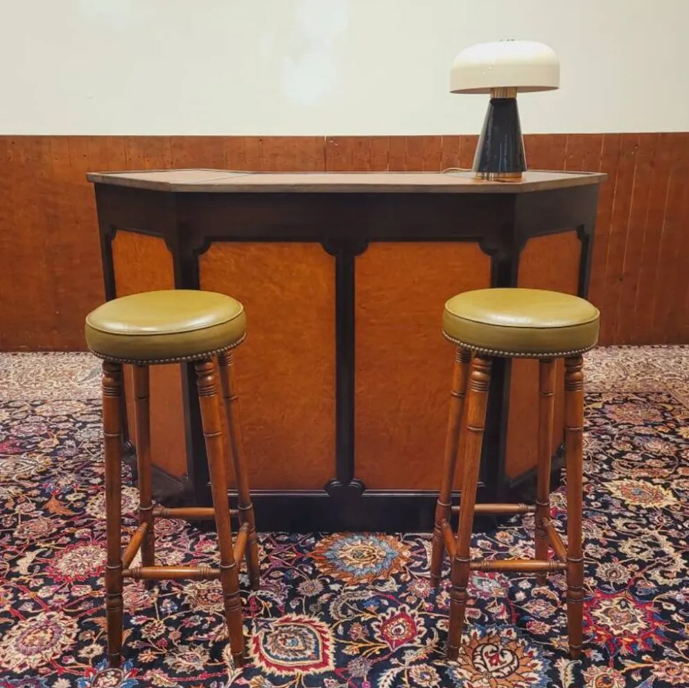 Bar anglais Chesterfield en acajou entièrement recouvert de cuir