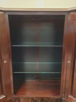 Bar anglais Chesterfield en acajou entièrement recouvert de cuir