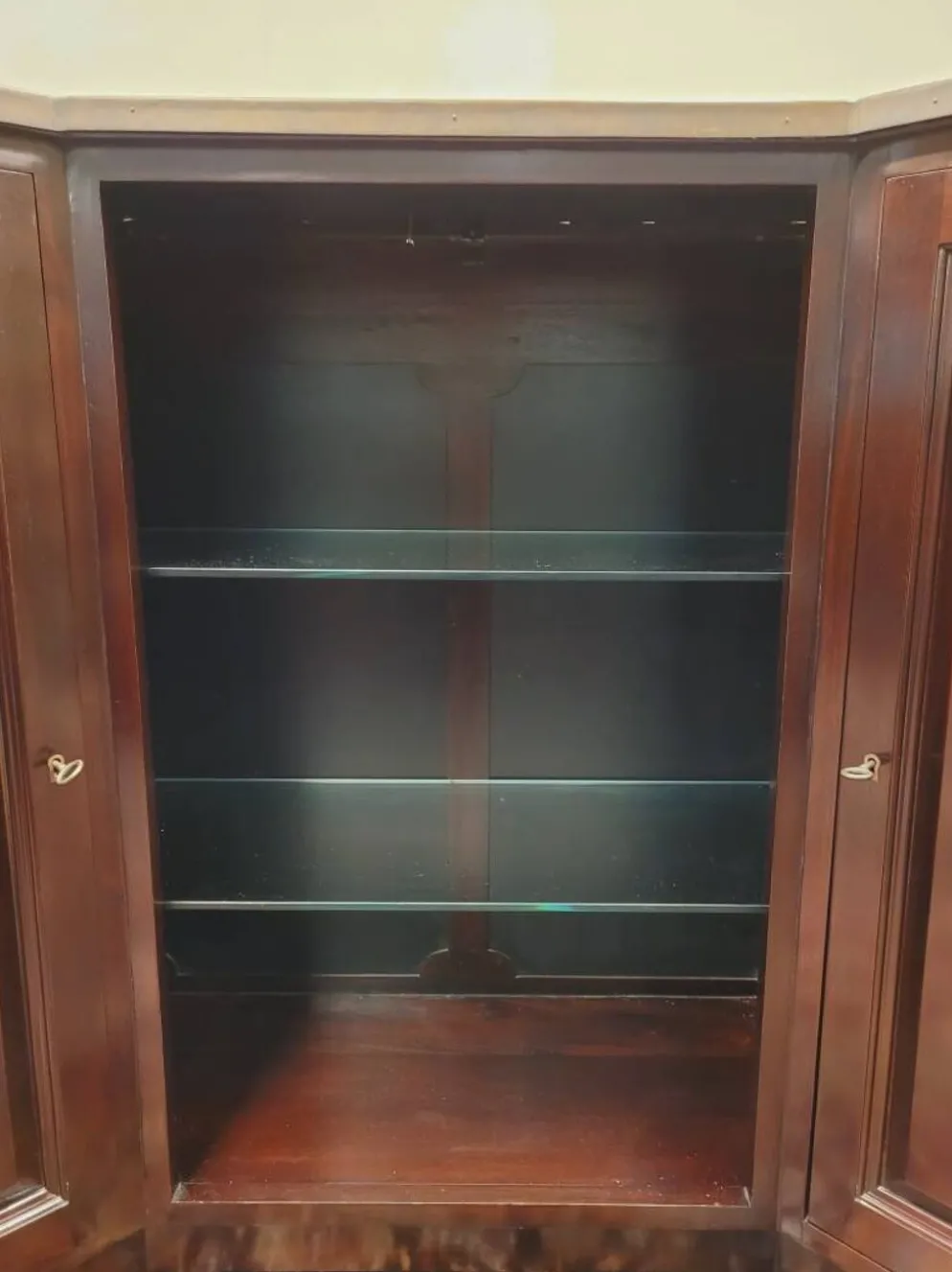 Bar anglais Chesterfield en acajou entièrement recouvert de cuir