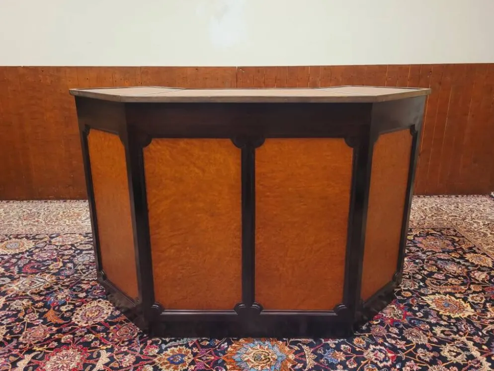 Bar anglais Chesterfield en acajou entièrement recouvert de cuir