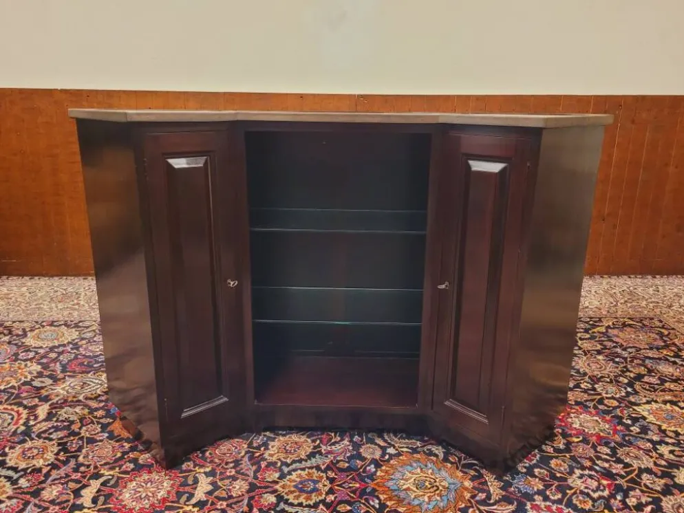 Bar anglais Chesterfield en acajou entièrement recouvert de cuir