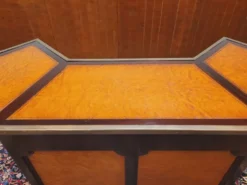 Bar anglais Chesterfield en acajou entièrement recouvert de cuir