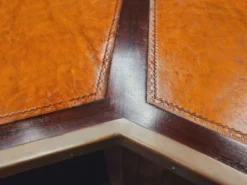 Bar anglais Chesterfield en acajou entièrement recouvert de cuir