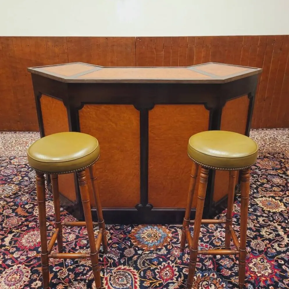 Bar anglais Chesterfield en acajou entièrement recouvert de cuir
