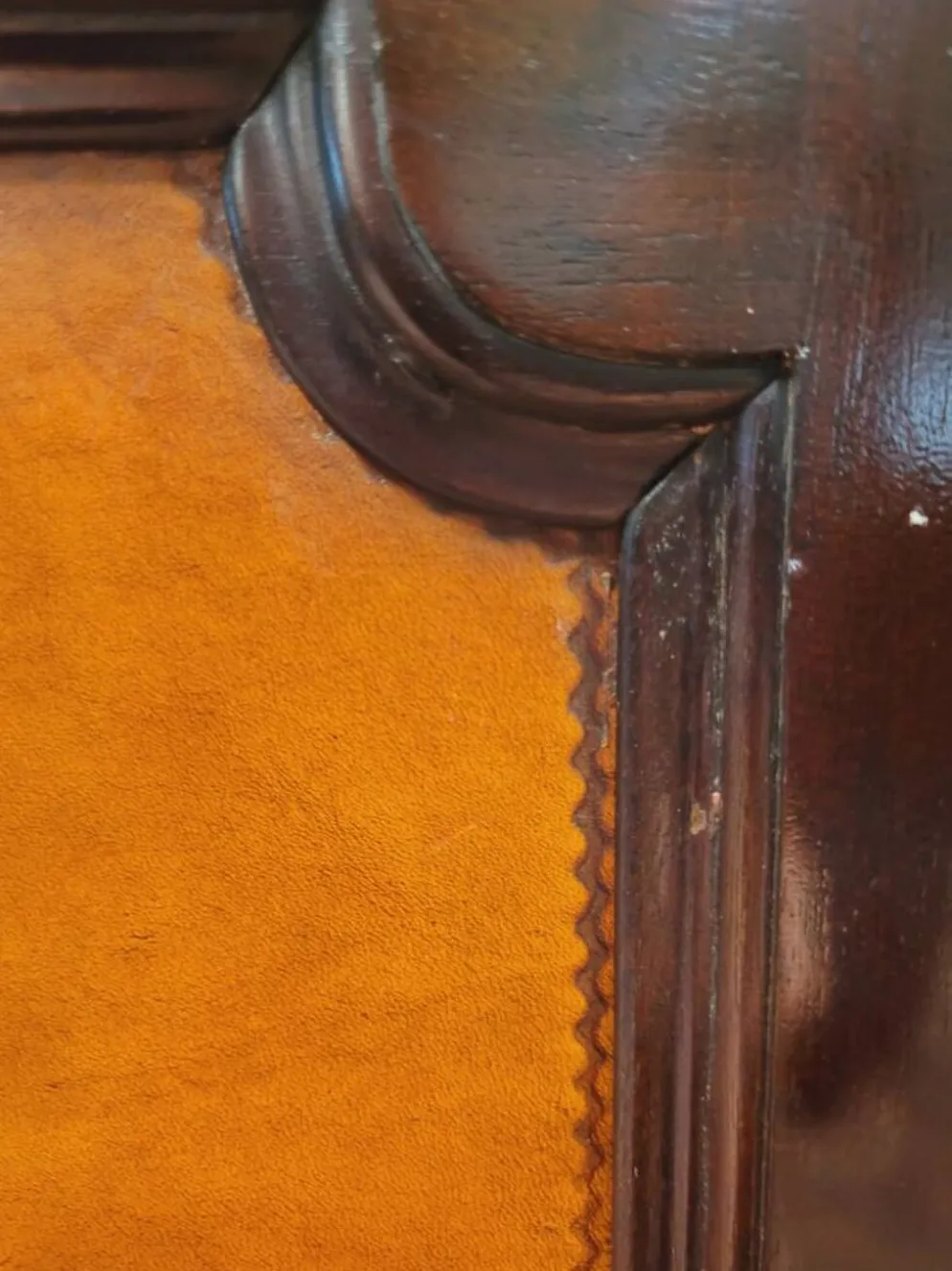 Bar anglais Chesterfield en acajou entièrement recouvert de cuir
