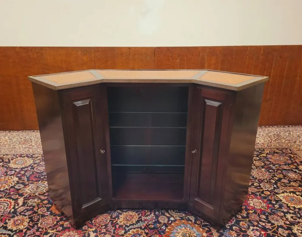 Bar anglais Chesterfield en acajou entièrement recouvert de cuir