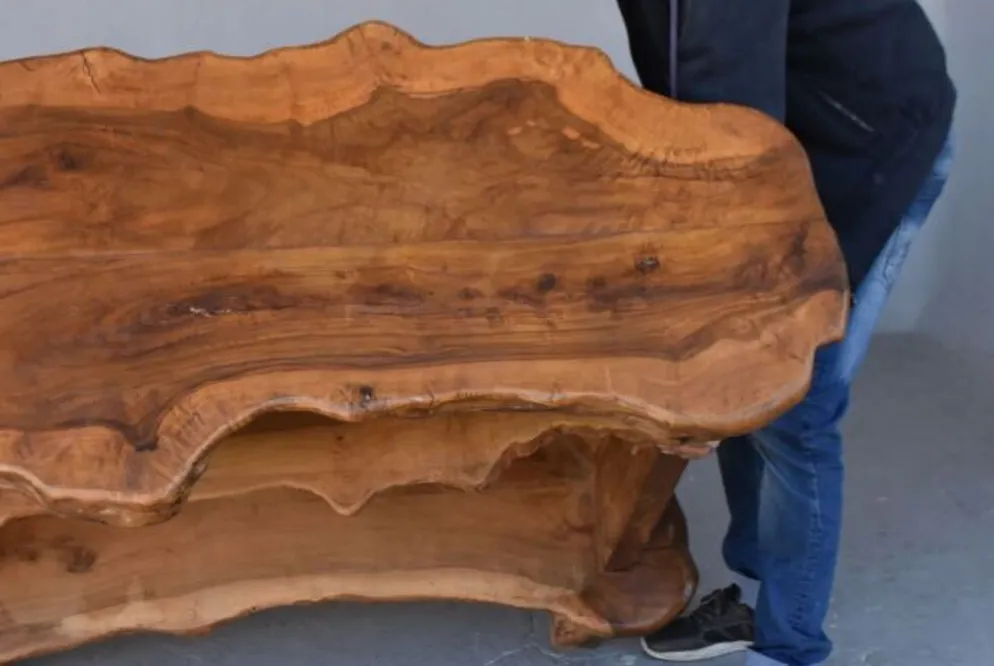 Bar brutaliste forme libre en olivier