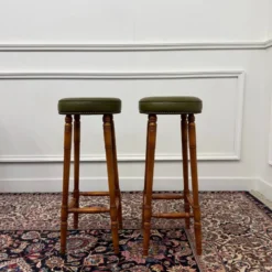 Bar Chesterfield anglais classique avec tabourets de bar