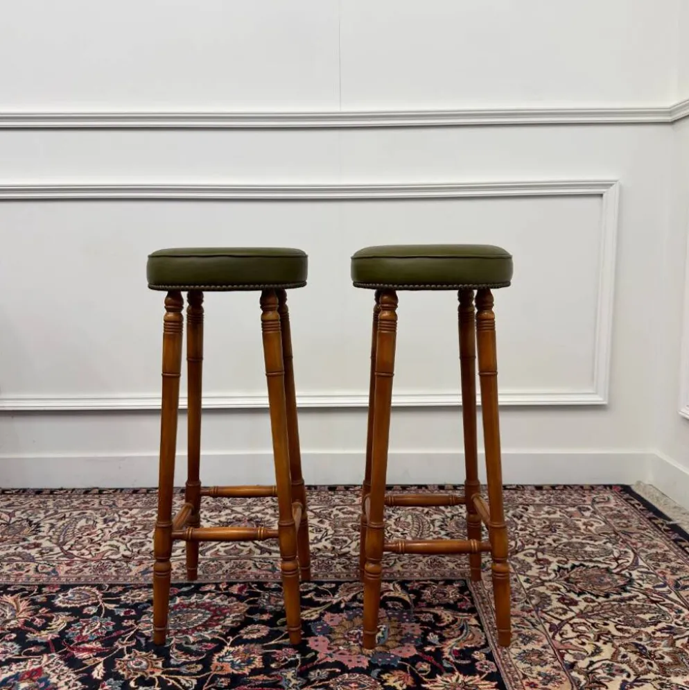 Bar Chesterfield anglais classique avec tabourets de bar