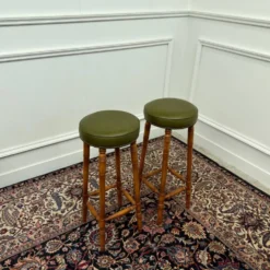 Bar Chesterfield anglais classique avec tabourets de bar