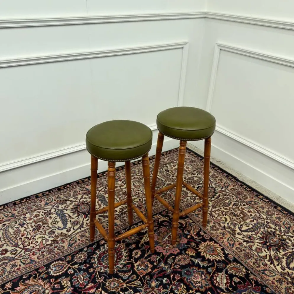 Bar Chesterfield anglais classique avec tabourets de bar