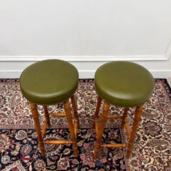 Bar Chesterfield anglais classique avec tabourets de bar