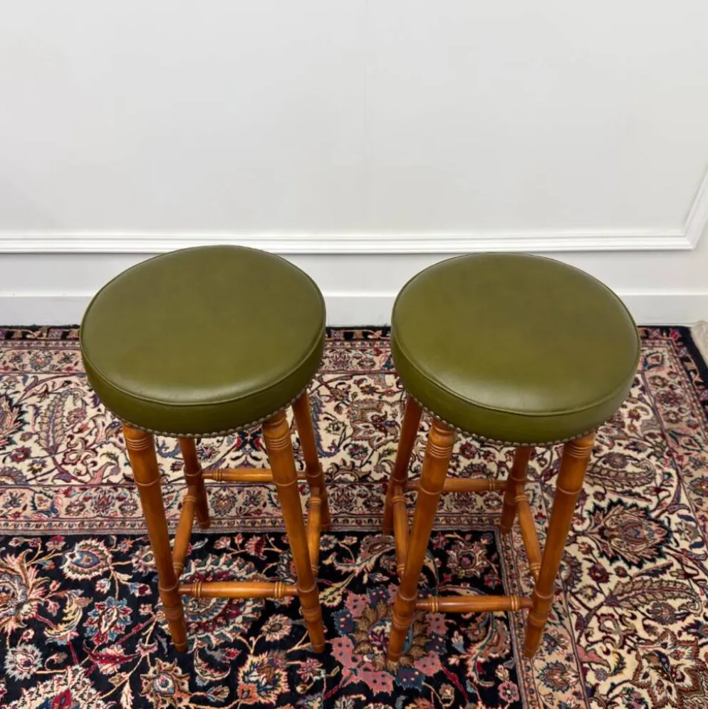 Bar Chesterfield anglais classique avec tabourets de bar