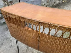 Bar comptoir avec ses 2 tabourets en rotin et métal des années 50 Vintage