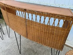 Bar comptoir avec ses 2 tabourets en rotin et métal des années 50 Vintage