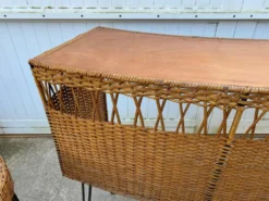 Bar comptoir avec ses 2 tabourets en rotin et métal des années 50 Vintage