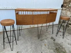 Bar comptoir avec ses 2 tabourets en rotin et métal des années 50 Vintage