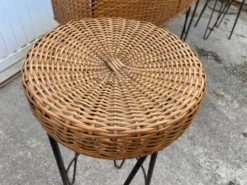 Bar comptoir avec ses 2 tabourets en rotin et métal des années 50 Vintage