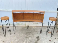 Bar comptoir avec ses 2 tabourets en rotin et métal des années 50 Vintage
