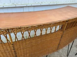 Bar comptoir avec ses 2 tabourets en rotin et métal des années 50 Vintage