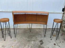 Bar comptoir avec ses 2 tabourets en rotin et métal des années 50 Vintage