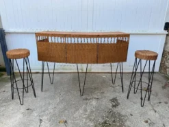 Bar comptoir avec ses 2 tabourets en rotin et métal des années 50 Vintage