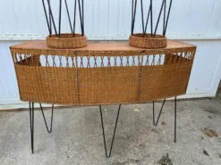 Bar comptoir avec ses 2 tabourets en rotin et métal des années 50 Vintage