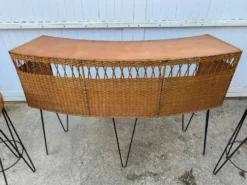 Bar comptoir avec ses 2 tabourets en rotin et métal des années 50 Vintage