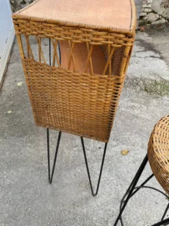 Bar comptoir avec ses 2 tabourets en rotin et métal des années 50 Vintage