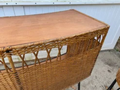 Bar comptoir avec ses 2 tabourets en rotin et métal des années 50 Vintage