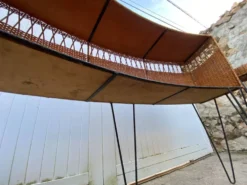 Bar comptoir avec ses 2 tabourets en rotin et métal des années 50 Vintage