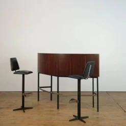 Bar en palissandre du milieu du XXe siècle avec tabourets de bar