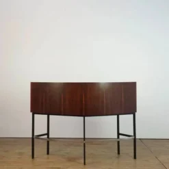 Bar en palissandre du milieu du XXe siècle avec tabourets de bar