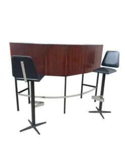 Bar en palissandre du milieu du XXe siècle avec tabourets de bar