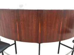 Bar en palissandre du milieu du XXe siècle avec tabourets de bar
