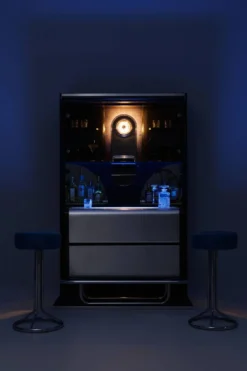 Bar futuriste restauré, années 1990
