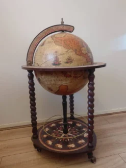 Bar globe terrestre vintage avec rangement bouteilles et verres