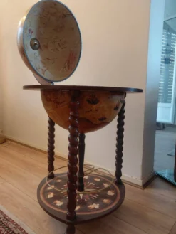 Bar globe terrestre vintage avec rangement bouteilles et verres
