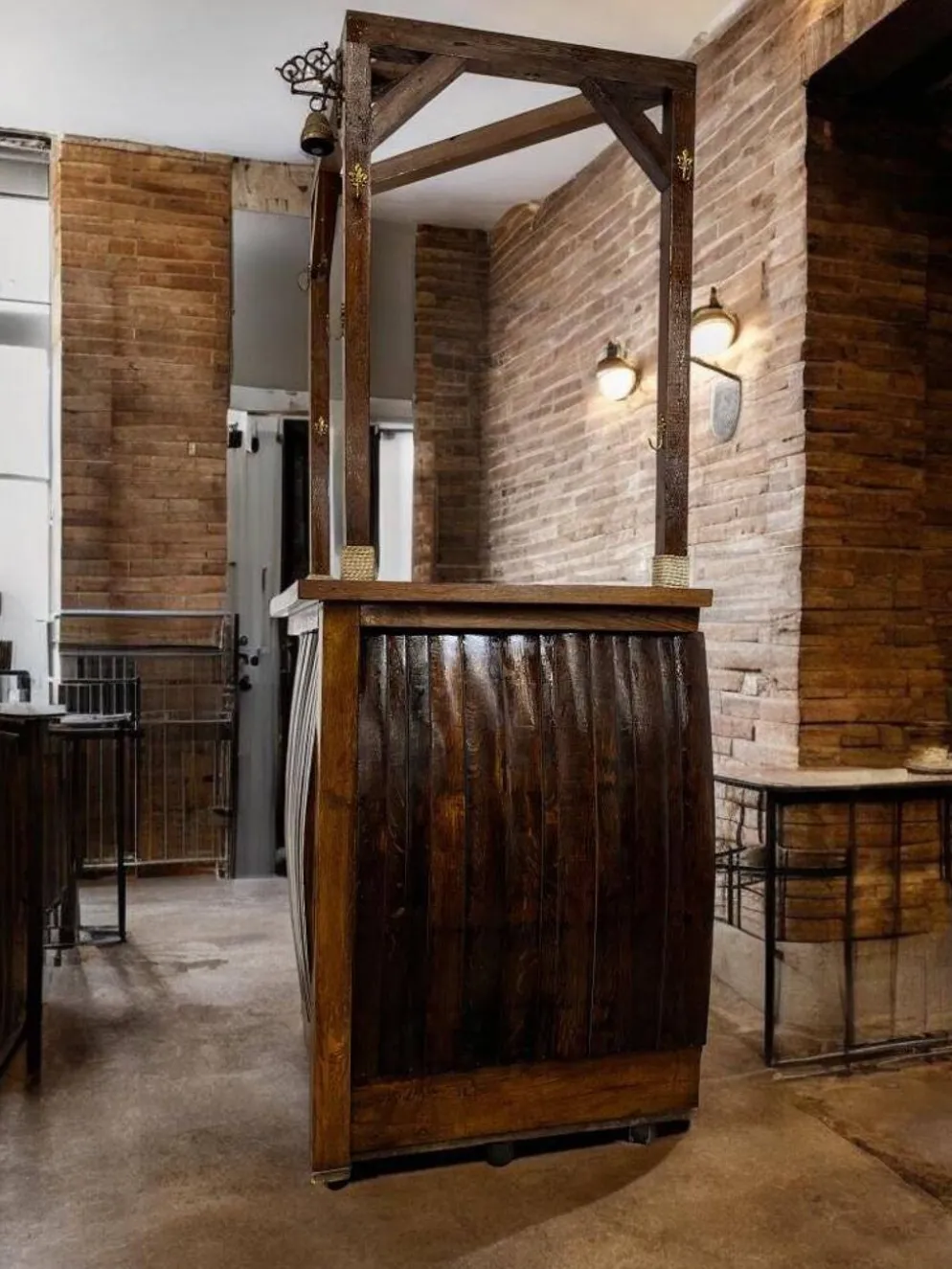 Bar haute vintage en bois / comptoir / meuble bar avec cloche