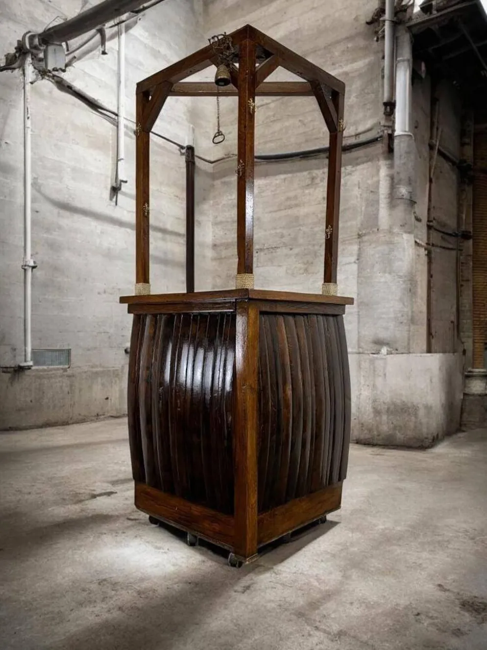 Bar haute vintage en bois / comptoir / meuble bar avec cloche