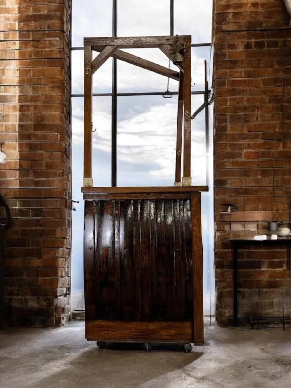Bar haute vintage en bois / comptoir / meuble bar avec cloche