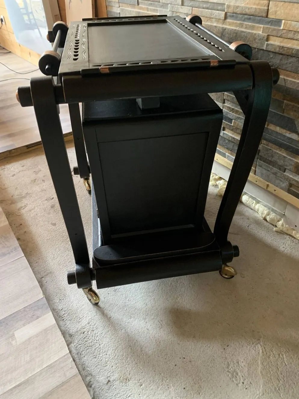 Bar roulant vintage rénové noir & cuivre avec plateau de service amov