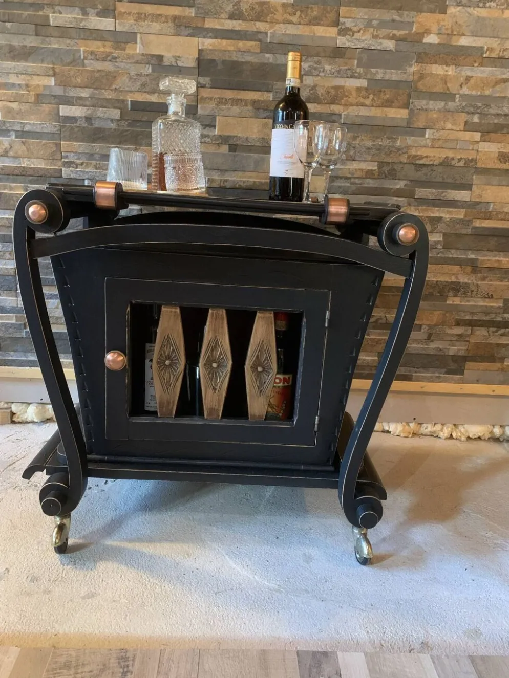 Bar roulant vintage rénové noir & cuivre avec plateau de service amov